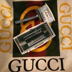 VTG SCHICK RAZOR IN CASE + DOUBLE EDGE  RAZOR BLADES